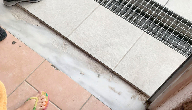 Στο ΕΑΚΗ η κλίση στα πλακάκια περιμετρικά της πισίνας δεν είναι η ενδεδειγμένη με αποτέλεσμα να στερνιάζει το νερό 