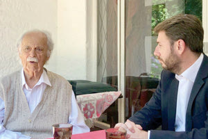 Ήταν μια συγκινητική στιγμή για τον Ηρακλειώτη ευρβουλευτή Νίκο Ανδρουλάκη που συναντήθηκε με τον Γιώργο Μπίζο, συνήγορο του Νέλσον Μαντέλα