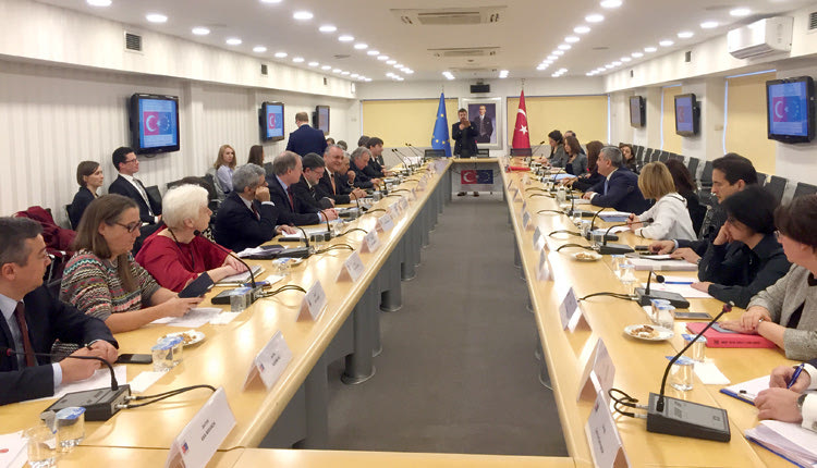 Ο Μανώλης Κεφαλογιάννης βρίσκεται από την Τρίτη το βράδυ στην Άγκυρα ως πρόεδρος της Μικτής Κοινοβουλευτικής Επιτροπής Ευρωπαϊκής Ένωσης – Τουρκίας, για τη συνεδρίαση της Επιτροπής που παρακολουθεί και ελέγχει την ενταξιακή πορεία της Τουρκία