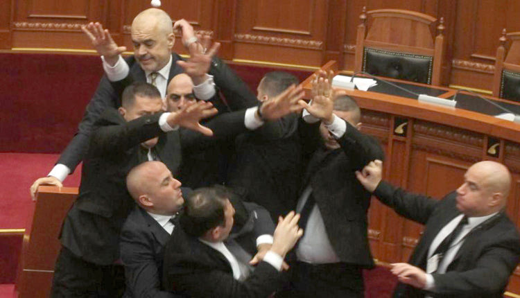 Επίθεση με αυγά μέσα στο κοινοβούλιο δέχθηκε ο Αλβανός πρωθυπουργός Ράμα κατά τη διάρκεια της ομιλίας του, από τον βουλευτή του Δημοκρατικού κόμματος Έντρι Χάσα.