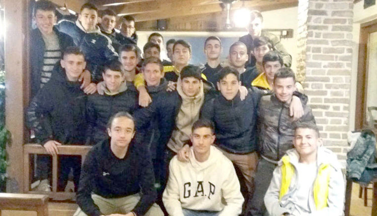 Στους νεαρούς ποδοσφαιριστές μίλησε ο πρόεδρος του συλλόγου Μανόλης Χαρωνίτης, ο οποίος τούς τόνισε ότι αποτελούν το μέλλον του Εργοτέλη