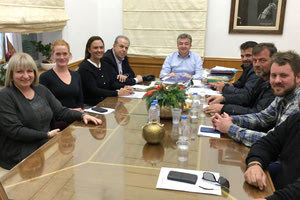 Ο Περιφερειάρχης Κρήτης Σταύρος Αρναουτάκης με τον εκπρόσωπο της Ελληνικής Ομοσπονδίας και στα προεδρεία των ιππικών ομίλων της Κρήτης