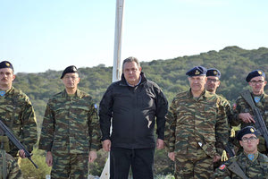 ο υπουργός Εθνικής Άμυνας μιλώντας στους αξιωματικούς, υπαξιωματικούς και οπλίτες που υπηρετούν στο 588 Τάγμα Εθνοφυλακής στη Λέρο. 