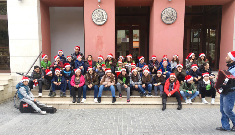 Κάλαντα και χριστουγεννιάτικες μελωδίες πλημμυρίζουν αυτές τις ημέρες το κέντρο του Ηρακλείου, προσδίδοντας ένα γιορτινό χρώμα και νότες χαράς και αισιοδοξίας. Πρωταγωνιστές, ποια άλλα; Τα παιδιά!