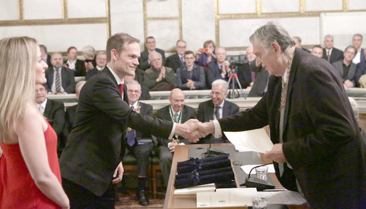 Ο δρ Γεώργιος Ζάχος δέχεται τα συγχαρητήρια της Ακαδημίας