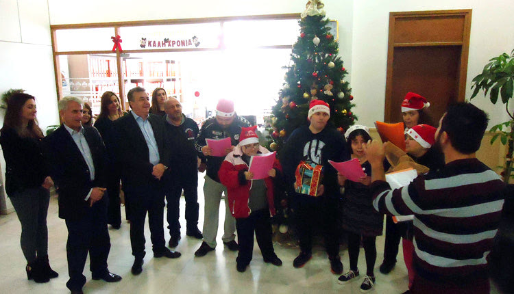 Τα παιδιά του “Άγιου Σπυρίδωνα” στην Περιφέρεια για τα κάλαντα