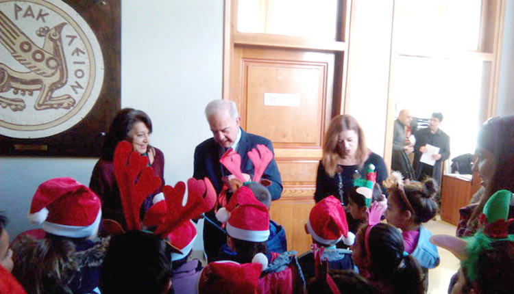 Τα άκουσε... και ο δήμαρχος Ηρακλείου κ. Λαμπρινός ... τα κάλαντα