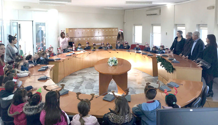 Τα κάλαντα άκουσε και ο δήμαρχος Μαλεβιζίου 