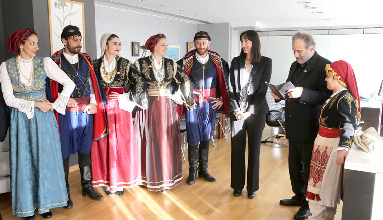 Τα κάλαντα είπαν οι Βρακοφόροι Κρήτης στην υπ. Τουρισμού 