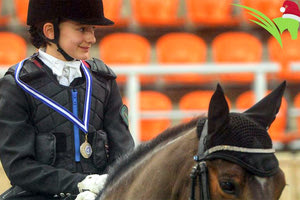 Αργυρό μετάλλιο στους 71ους Πανελλήνιους Αγώνες Ιππικής Δεξιοτεχνίας στην κατηγορία παίδων κατέκτησε η Ιζαμπέλα Ατσαλάκη με το άλογό της Spoekedamajes’ Nikos