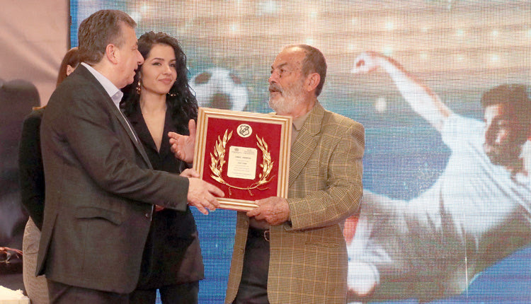 Ο κ. Σπυριδάκης παρέλαβε από τον κ. Αρναουτάκη το βραβείο για την ΠΑΕ ΟΦΗ