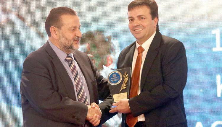 Ο κ. Συριγωνάκης τιμήθηκε απ’ όλες τις Ενώσεις και πήρε το βραβείο από τον κ. Κεγκέρογλου