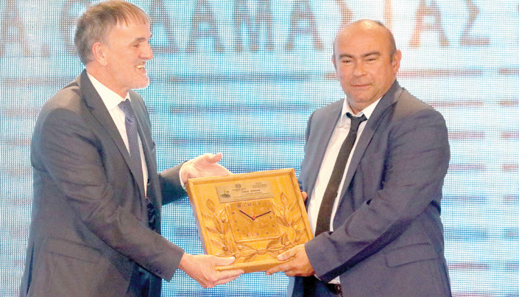 Ο κ. Παπαδάκης (δεξιά) τιμήθηκε για την προσφορά του στο τοπικό ποδόσφαιρο