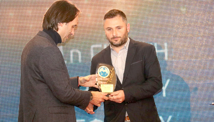 Ο κ. Παπαδάκης παρέλαβε το βραβείο για τον Ευγένιο Γκέραρντ από τον Ηλία Πουρσανίδη