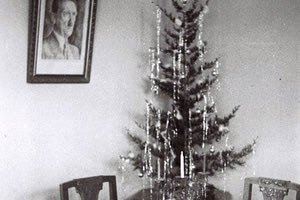 Κρήτη, Χριστούγεννα 1943. Σε επιταγμένη από τους κατακτητές οικία της Κρήτης, ένα χριστουγεννιάτικο δένδρο δίπλα στο πορτραίτο του Αδόλφου Χίτλερ.