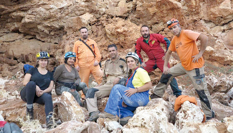 Η ΕΛΕΝΗ ΒΑΣΙΛΑΚΗ ΜΑΣ ΞΕΝΑΓΕΙ ΣΤΑ ΒΟΥΝΑ ΚΑΙ ΤΑ ΕΓΚΑΤΑ ΤΟΥ ΝΗΣΙΟΥ 