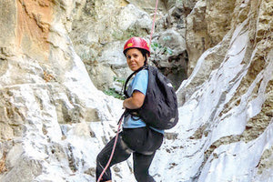 Η ΕΛΕΝΗ ΒΑΣΙΛΑΚΗ ΜΑΣ ΞΕΝΑΓΕΙ ΣΤΑ ΒΟΥΝΑ ΚΑΙ ΤΑ ΕΓΚΑΤΑ ΤΟΥ ΝΗΣΙΟΥ