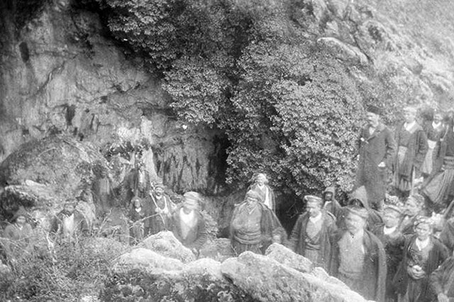 ΦΩΤΟ ΗΜΕΡΑΣ: Μπροστά στην είσοδο του σπηλαίου