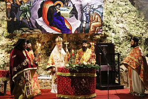 Θεία Λειτουργία στο σπήλαιο της Mαραθοκεφάλας