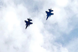 ένα ζευγάρι μαχητικά αεροσκάφη F16 Block 52