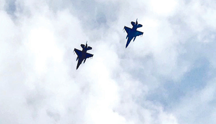 ένα ζευγάρι μαχητικά αεροσκάφη F16 Block 52