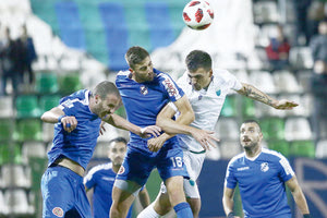 Παπάζογλου και Μιχόγεβιτς διεκδικούν την μπάλα από τον Μαρκόφσκι υπό το βλέμμα του Αραβίδη