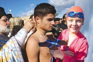 ΣΕ ΧΕΡΙΑ ΑΝΗΛΙΚΩΝ Ο ΣΤΑΥΡΟΣ: Τα παγωμένα νερά δεν πτόησαν τους μαθητές