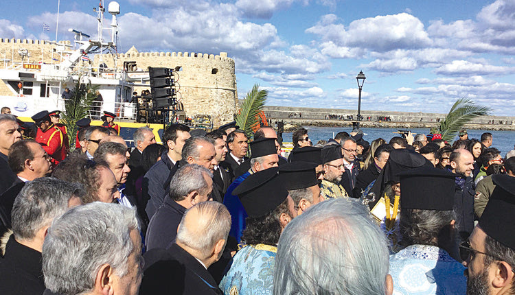 Λαμπρός ο εορτασμός των Θεοφανίων στο λιμάνι του Ηρακλείου