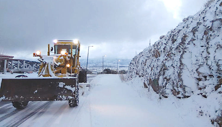 Τα εκχιονιστικά μηχανήματα έδωσαν μάχη να κρατήσουν ανοιχτό τον δρόμο στο Σελί Αμπέλου που οδηγεί στο Οροπέδιο