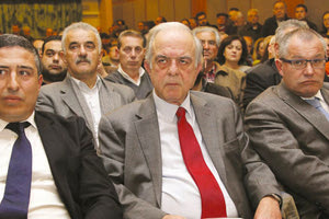 έφυγε από την τριανδρία  ο Πέτρος Ινιωτάκης - Γρ. Πασπάτης - Βασίλης Λαμπρινός