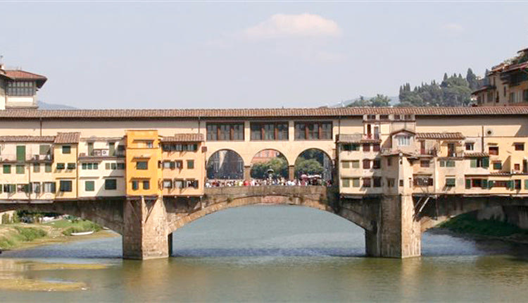 H μεσαιωνική γέφυρα Ponte Vecchio στη Φλωρεντία