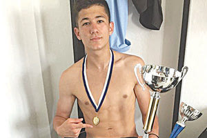 Ο Βασίλης Σηφάκης συμπεριλήφθηκε για πρώτη φορά σε αποστολή του ΟΦΗ και γίνεται το τρίτο μέλος της οικογένειας που φοράει την ασπρόμαυρη φανέλα μετά τον πατέρα του Μύρο και τον μεγαλύτερο αδερφό Μιχάλη.