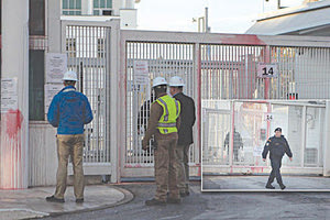 Μπογιές και καπνογόνα πέταξαν τα μέλη του Ρουβίκωνα στην αμερικανική πρεσβεία