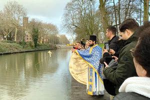 Έκλαιγαν οι ομογενείς της Ουτρέχτης, αφού για πρώτη φορά γιόρτασαν τα Θεοφάνια και είδαν τον Κρουσανιώτη ιερέα της ενορίας τους, πατέρα Αλέξανδρο Πιτσικάκη, να πετά τον Σταυρό στα νερά του καναλιού