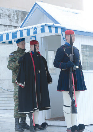 Οι εύζωνες παρά τον χιονιά παρέμειναν φυσικά στη θέση τους, στο Μνημείο του Άγνωστου Στρατιώτη, φορώντας την κάπα τους