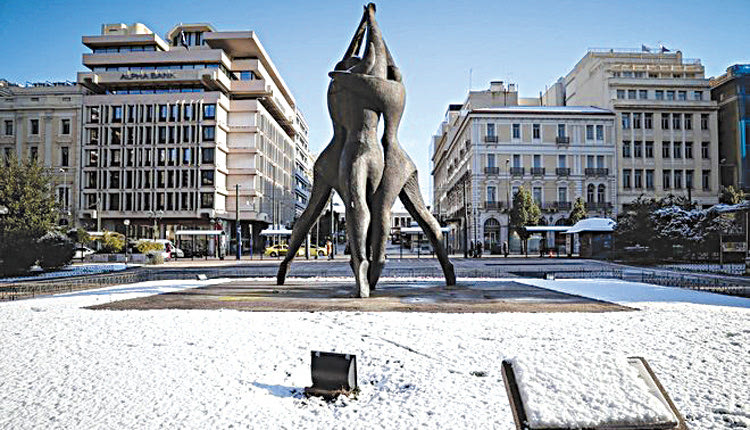 Εντυπωσιακή η χιονισμένη Αθήνα 