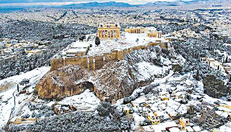 Εντυπωσιακή η χιονισμένη Αθήνα 