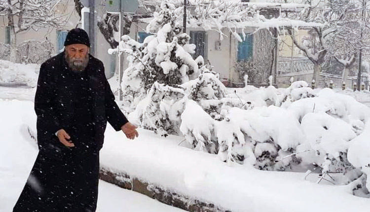 Ο παπα-Γιώργης Μαλλιωτάκης χθες στη χιονισμένη Τύλισο