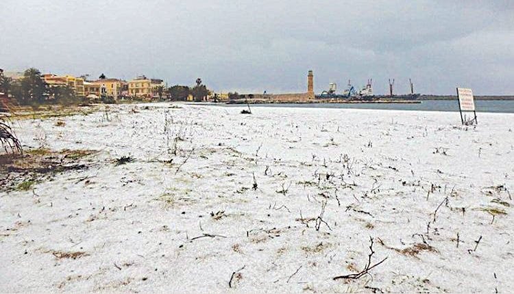 Χιονισμένη η παραλία στο Ρέθυμνο