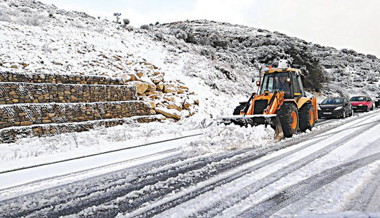 Εκχιονιστικό μηχάνημα ανοίγει τον δρόμο στις Αρχάνες