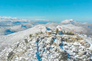 Εντυπωσιακές εικόνες από τη χιονισμένη κορυφή του Στρούμπουλα
