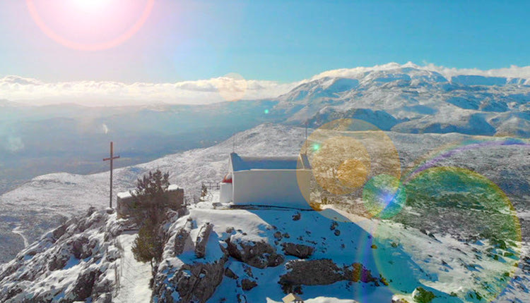 Εντυπωσιακές εικόνες από τη χιονισμένη κορυφή του Στρούμπουλα