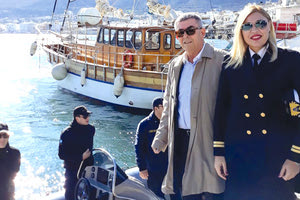 Η κα Πειρσυνάκη με τον πρόεδρο του Δημοτικού Λιμενικού Ταμείου Χερσονήσου, Ν. Σταυρουλάκη