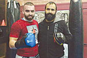 Ο Μανούσος με τον προπονητή του Δαμαβολίτη