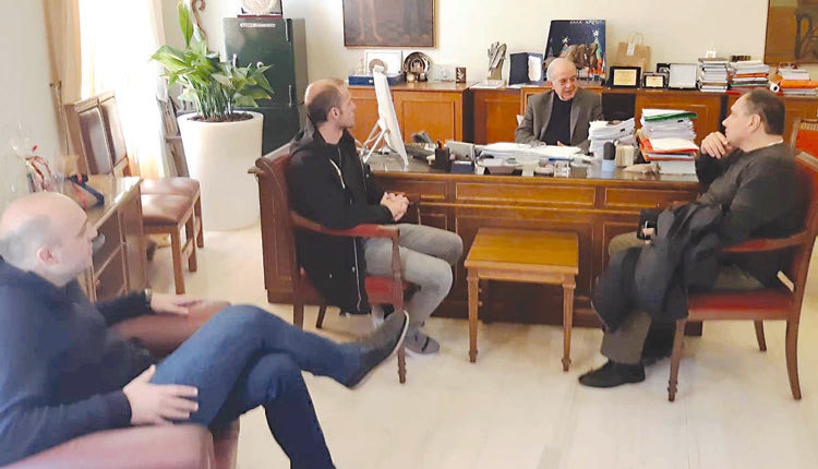 Ο τεχνικός διευθυντής της Εθνικής Άγγελος Μπασινάς και ο εκτελεστικός γραμματέας της ΕΠΟ Αλέξης Δέδες συναντήθηκαν  με τον δήμαρχο Ηρακλείου Βασίλη Λαμπρινό και τον αντιδήμαρχο Κώστα Βαρδαβά.