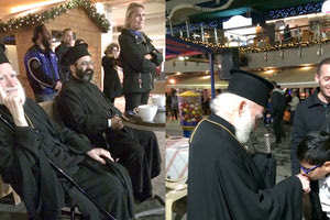 Ο Αρχιεπίσκοπος Κρήτης κ. Ειρηναίος κατά την επίσκεψή του στο Talos Plaza, την παραμονή των Χριστουγέννων του 2018