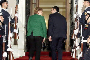 Στην είσοδο του Μεγάρου Μαξίμου υποδέχθηκε τη Γερμανίδα καγκελάριο ο πρωθυπουργός