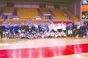 Παίκτες, προπονητές και παράγοντες στην ομαδική φωτογράφιση του 1ου Διεθνές Τουρνουά Φιλίας που διοργάνωσε το «Ηράκλειο»