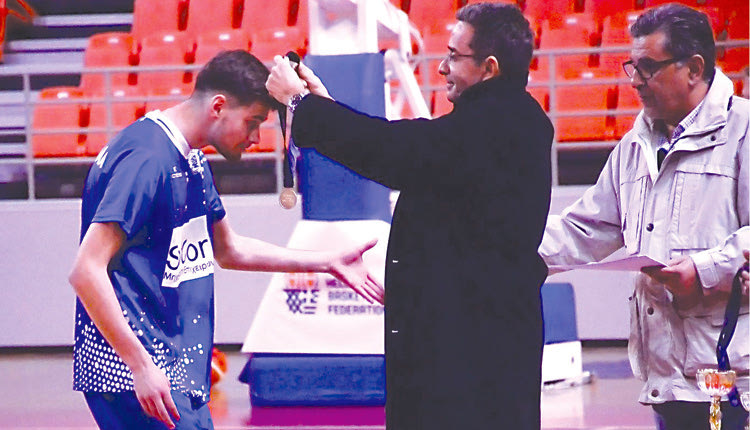 Οι κ.κ. Καλατζής και Πετράκης στις απονομές του τουρνουά του «Ηράκλειο»