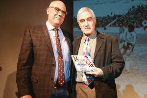 η βράβευση του Γιάννη Δαμανάκη από τον δήμο Χανίων